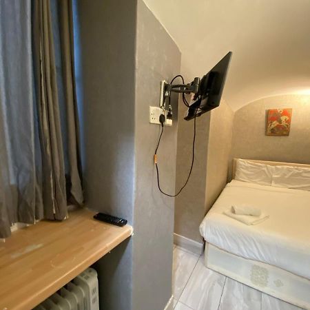 F24- Basement Single Studio Near Paddington Apartment London Bagian luar foto
