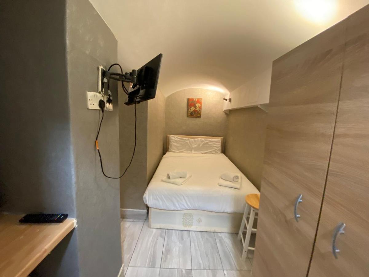 F24- Basement Single Studio Near Paddington Apartment London Bagian luar foto
