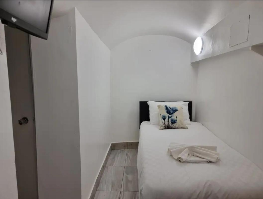 F24- Basement Single Studio Near Paddington Apartment London Bagian luar foto